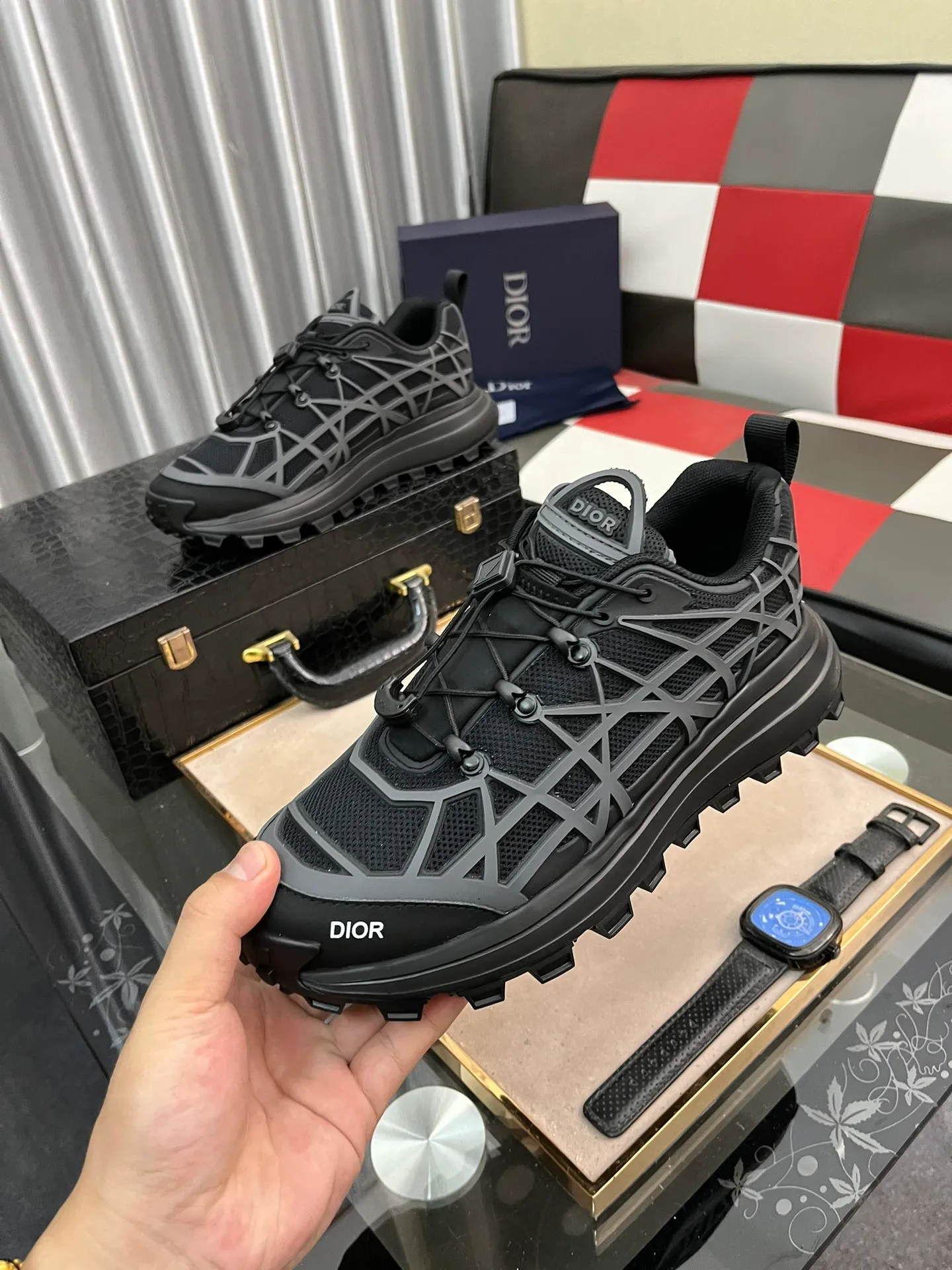 Ex-factory price 520⌚️⌚️B31 RUNNER sports shoes highlight the fashionable silhouette and are decorated with curved cannage pattern. They reinterpret the classic pattern in a structural style and enrich the Dior 2023 summer men's wear series. Meticulously crafted using the advanced craftsmanship of hiking shoes, it blends outdoor culture with Dior heritage. Code number 38-445⃣️Color optional